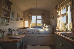 L'intérieure d'une tiny house avec une chambre et un bureau