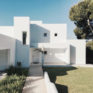 Une maison blanche avec un toit plats et volumes carrés