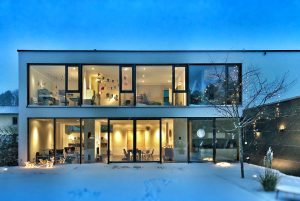 Une gradne maison d'architecte cubique avec baies vitrées