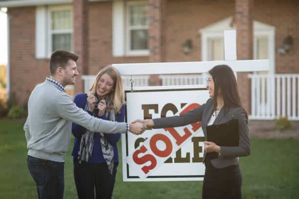 Couple qui achète une maison avec un agent immobilier