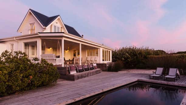 Maison de vacances avec piscine et terrasse en bois en bord de mer