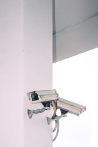 Caméras de surveillance mur blanc