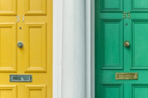 Portes jaune et verte voisinage