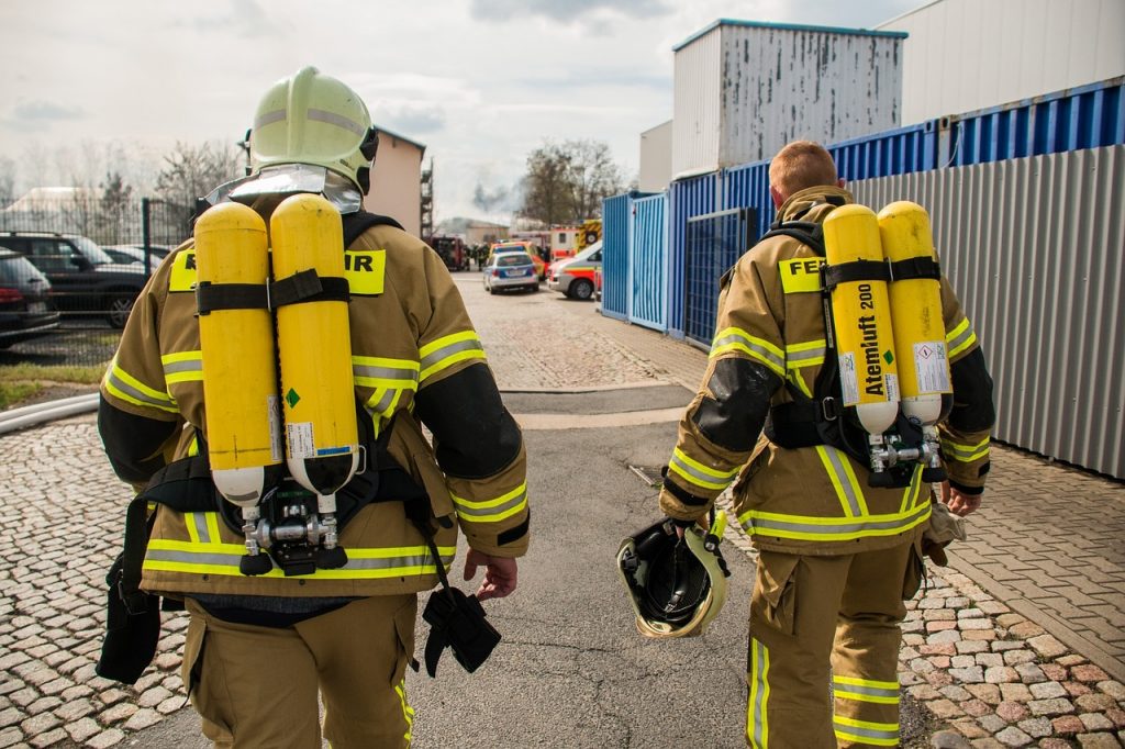 photo de deux pompiers de dos